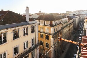 Ein mehrgeschossiges Gebäude mit Blick auf die Straße.