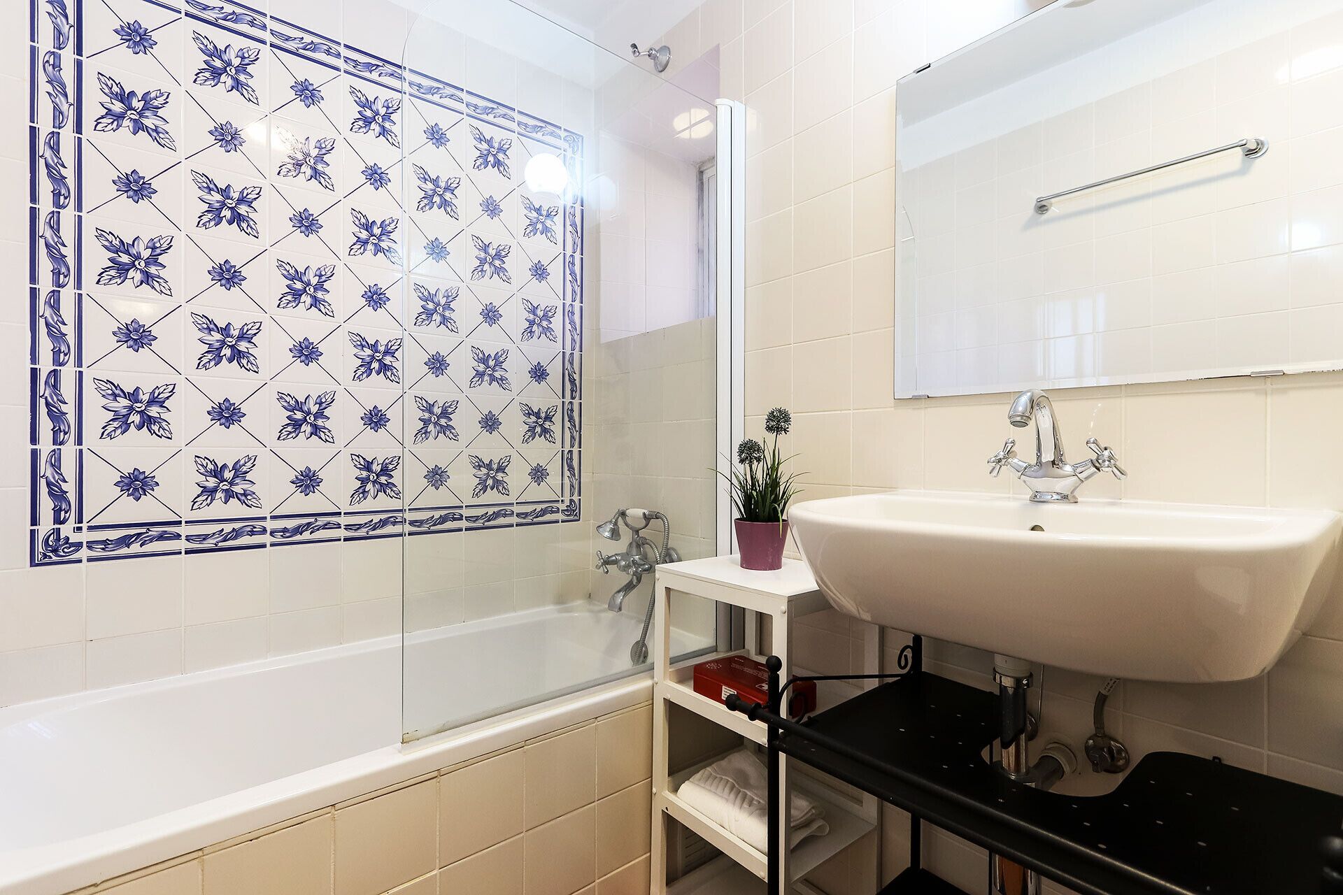 Ein Badezimmer mit Badewanne, Waschbecken, Spiegel und Dusche.