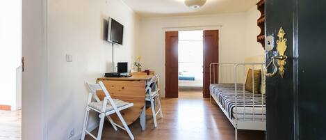 3 habitaciones, tabla de planchar con plancha, cunas y wifi gratis