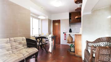 Apartment, 3 Bedrooms, Non Smoking | Living room | Flat-screen TV