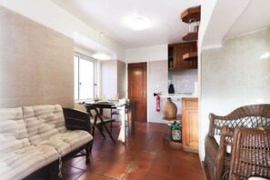 Appartement, 3 slaapkamers, niet-roken | Woonkamer | Flatscreentelevisie