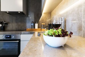 Apartamento, 2 quartos, para não fumantes | Cozinha privada | Geladeira grande, micro-ondas, fogão, cooktop