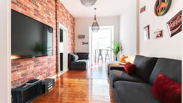 Apartemen, 2 kamar tidur, Bebas Asap Rokok | Ruang keluarga | TV layar datar