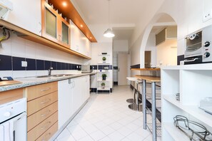Appartement, 2 slaapkamers, niet-roken | Privékeuken | Een koelkast met diepvriezer, een microgolfoven, een oven, een kookplaat