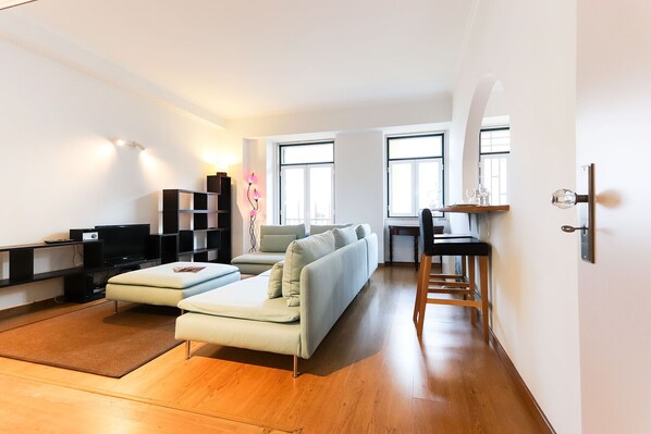 Apartamento, 2 quartos, para não fumantes | Sala de estar | TV de tela plana