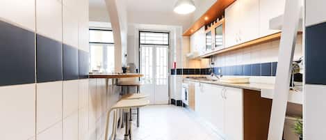 Apartment, 2 Bedrooms, Non Smoking | Private kitchen | Full-sized fridge, microwave, oven, stovetop