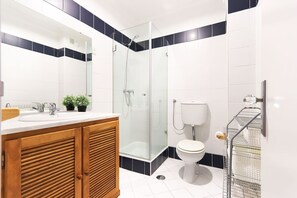 Apartamento, 2 quartos, para não fumantes | Banheiro | Chuveiro, toalhas de banho