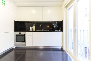 Apartamento, 1 quarto, para não fumantes | Cozinha privada | Geladeira grande, micro-ondas, fogão, cooktop