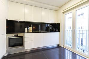 Appartement, 1 slaapkamer, niet-roken | Privékeuken | Een koelkast/vriezer, een magnetron, een oven, een kookplaat