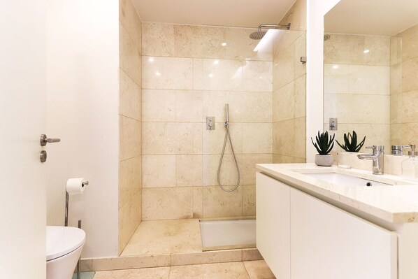 Apartment, 1 Schlafzimmer, Nichtraucher | Badezimmer | Dusche, Handtücher