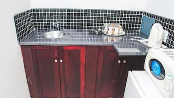 Family Suite, Kitchenette | Private kitchenette | Electric kettle