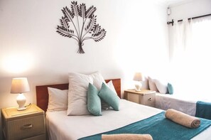 Bureau, fer et planche à repasser, Wi-Fi gratuit, draps fournis