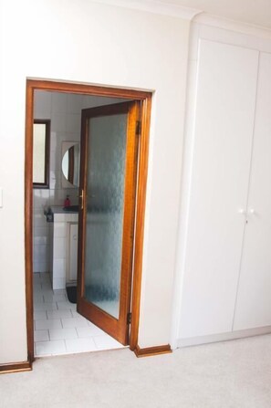 Family Room (Deluxe) | Bathroom | Free toiletries, towels, soap, shampoo - Ferndale Lodge (Randburg)