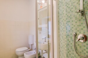 Doccia, asciugacapelli, bidet, asciugamani