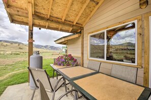 Outdoor dining - Blue Columbine House (Creede)