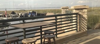 Private home and entrance, stocked kitchen, fenced yard, Pets, boats ok,Parking 