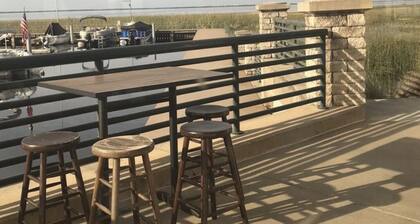 Private home and entrance, stocked kitchen, fenced yard, Pets, boats ok,Parking