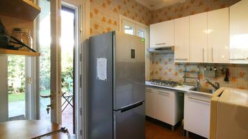 Frigorifero, microonde, piano cottura, lavastoviglie