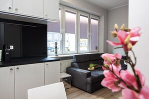 Chambre supérieure, non-fumeur, cuisinette | Aire de séjour | Téléviseur à écran plat de 50 po avec télévision par câble, téléviseur