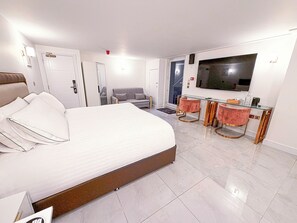 Premium bedding, in-room safe, laptop workspace, blackout drapes - The Hadley Hotel (Barnet)