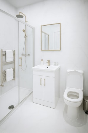 Separate bathtub and shower, free toiletries, hair dryer, towels
