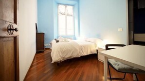 A room with a bed, a desk, and a window. - Splendida Dimora Negri (Genoa)