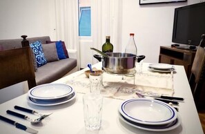 Apartment, 2 Schlafzimmer | Essbereich im Zimmer