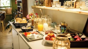A breakfast buffet with various food items and drinks. - Danhostel Stevns (Store Heddinge)
