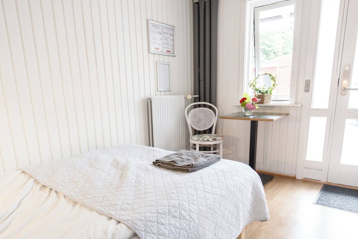 Standard enkelrum - privat badrum | Strykjärn/strykbräda, gratis wi-fi och sängkläder