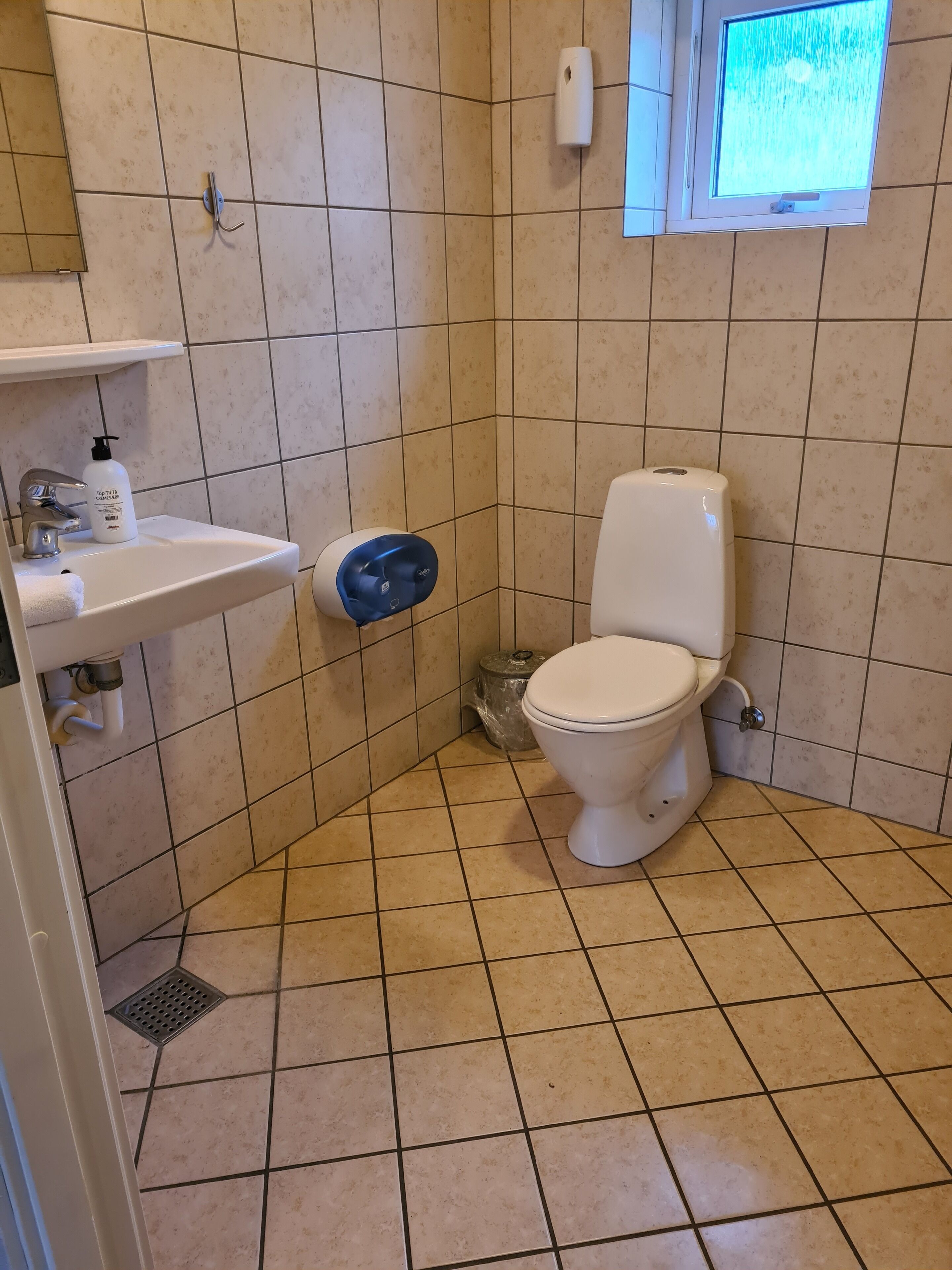 family room (6 person) | bathroom | soap, toilet paper