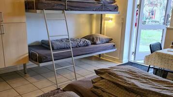 Tabla de planchar con plancha, wifi gratis y ropa de cama