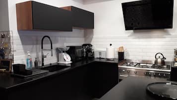 Een koelkast, een magnetron, een oven, een vaatwasser