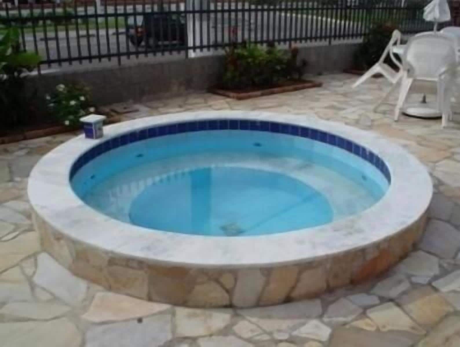 outdoor pool, open 10:00 am to 8:00 pm, pool loungers