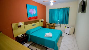 基础双人房 | 迷你吧、办公桌、笔记本电脑工作区、免费 WiFi