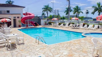 室外游泳池,10:00 至 20:00 开放,日光浴躺椅