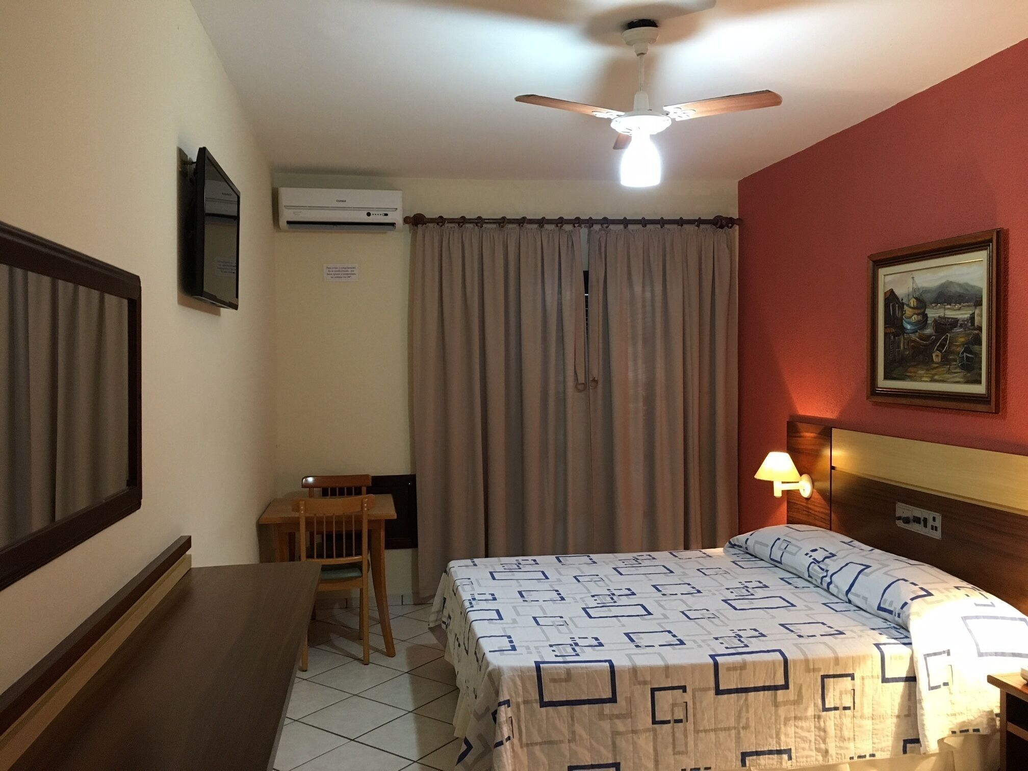 Minibar, desk, laptop workspace, free WiFi