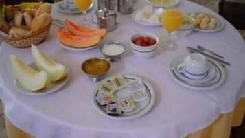 Una mesa de desayuno con diferentes alimentos y bebidas.
