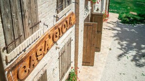 Un edificio con fachada de madera y un letrero que dice "CASA GLOBA".