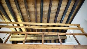 Estructura de techo de madera con vigas visibles y entramado de madera.