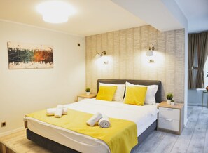 ميني بار وخزنة داخل الغرفة ومكتب ومساحة عمل للكمبيوتر المحمول