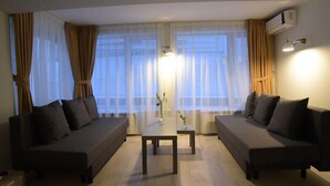 Deluxe Quadruple Room | Living area | 42-inch LCD TV with digital channels, TV - Garni House 46 Plus (Belgrade)