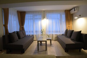 Deluxe Quadruple Room | Living area | 42-inch LCD TV with digital channels, TV - Garni House 46 Plus (Belgrade)