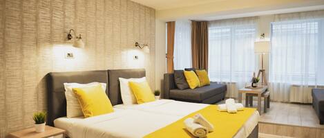 Chambre Quadruple Deluxe | Minibar, coffres-forts dans les chambres, bureau