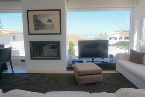 Fernseher, Kamin, Stereoanlage