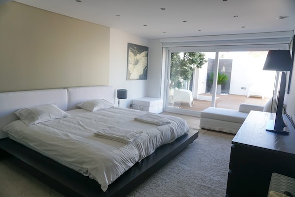 5 chambres, fer et planche à repasser, Wi-Fi, draps fournis