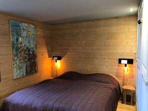 5 bedrooms, desk, soundproofing, iron/ironing board