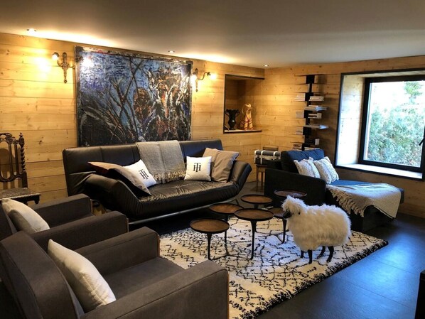 Smart TV, fireplace, video games, DVD player