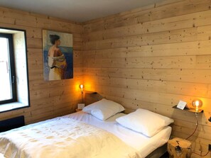 5 bedrooms, desk, soundproofing, iron/ironing board