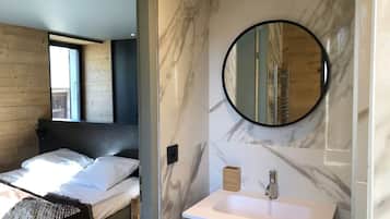 5 bedrooms, desk, soundproofing, iron/ironing board