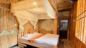 A room with a bed, a canopy, and a door. - Homestay A San - Hostel (Meo Vac)